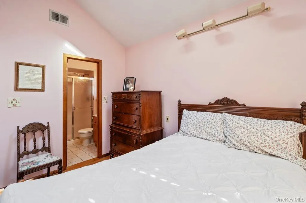 18 Barry Lane Syosset NY 11791