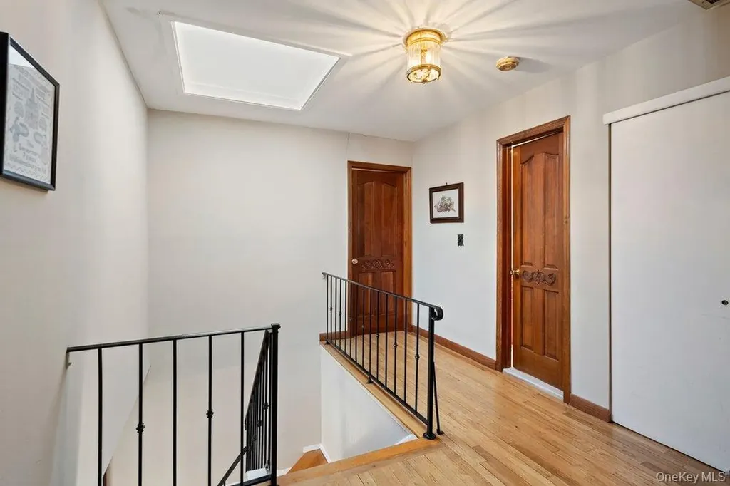 18 Barry Lane Syosset NY 11791
