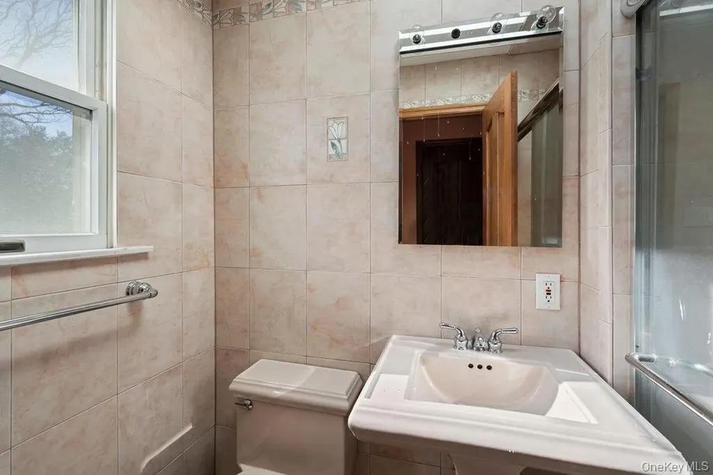 18 Barry Lane Syosset NY 11791