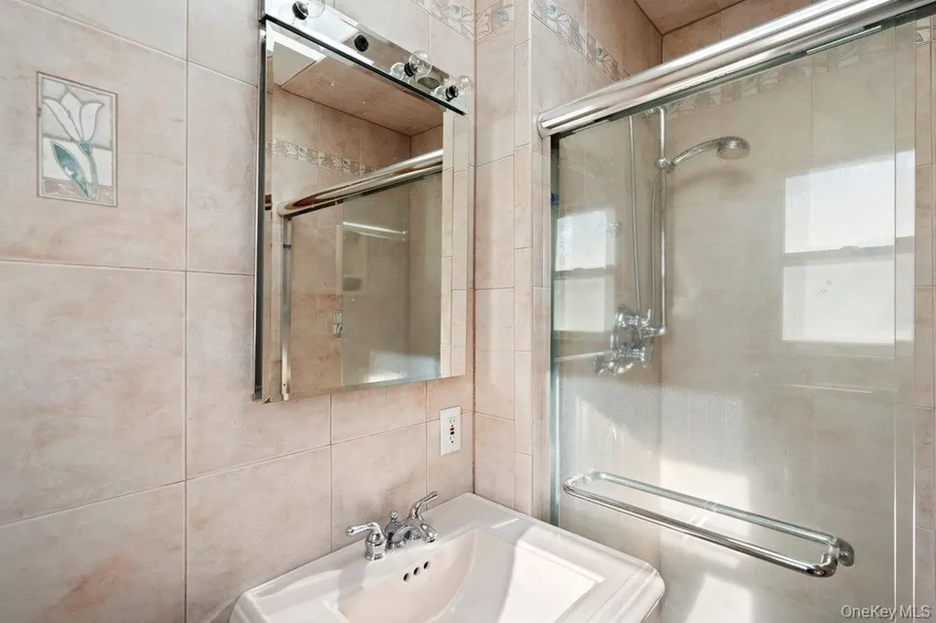 18 Barry Lane Syosset NY 11791