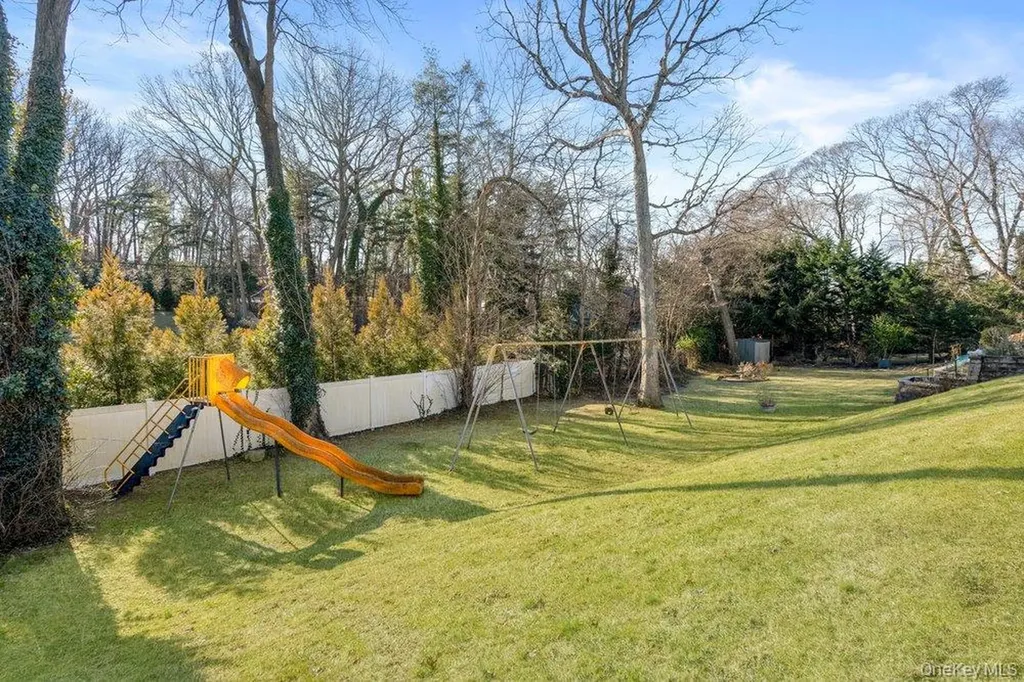 18 Barry Lane Syosset NY 11791