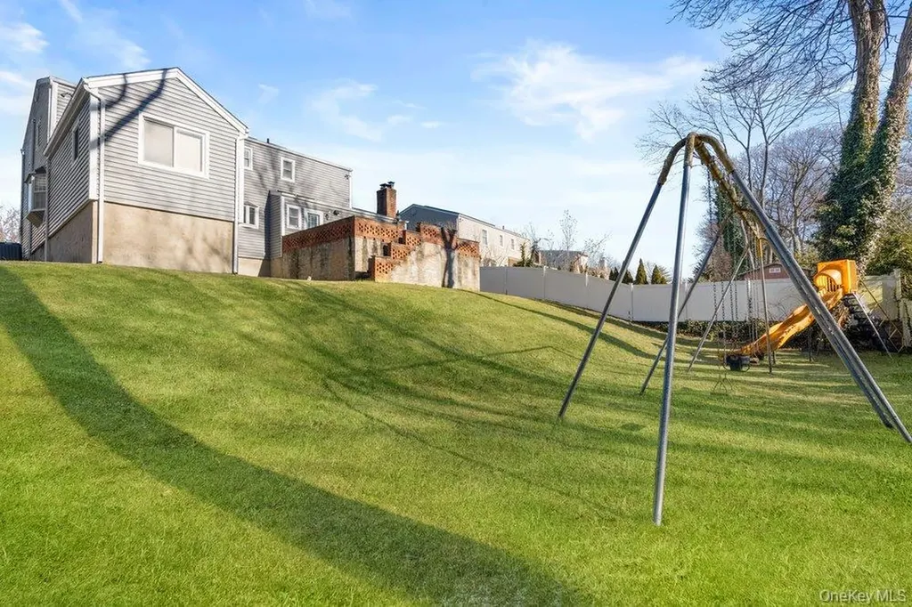 18 Barry Lane Syosset NY 11791