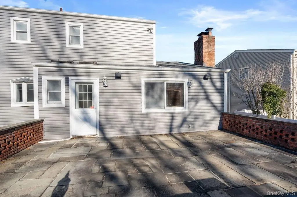18 Barry Lane Syosset NY 11791