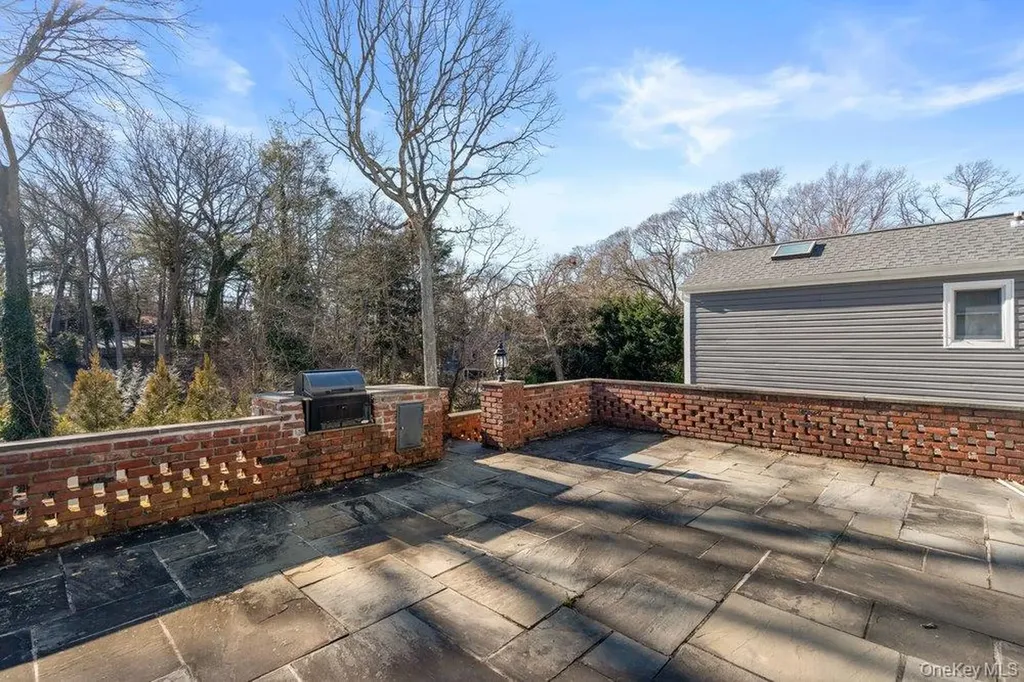 18 Barry Lane Syosset NY 11791