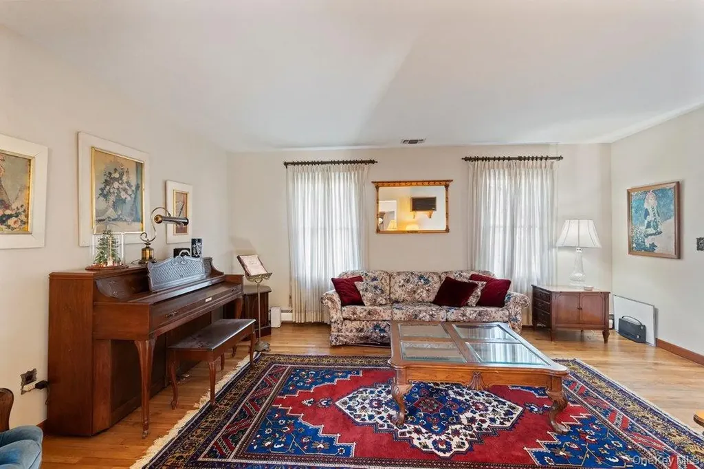 18 Barry Lane Syosset NY 11791