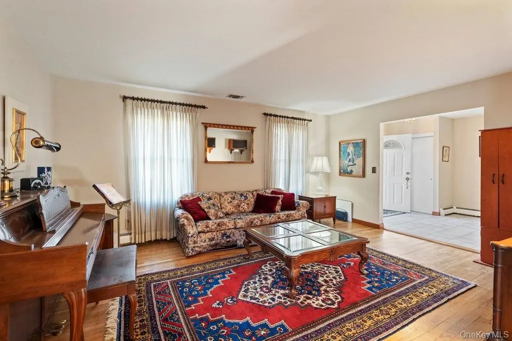 18 Barry Lane Syosset NY 11791