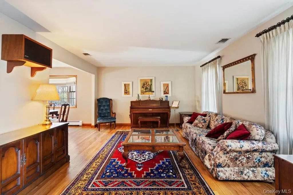 18 Barry Lane Syosset NY 11791
