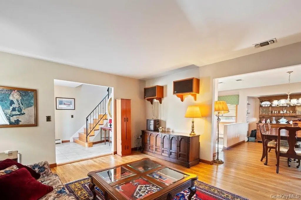 18 Barry Lane Syosset NY 11791