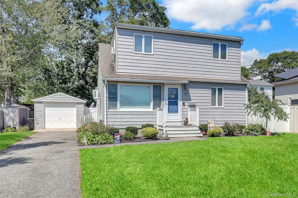 9 3rd Street West Islip NY 11795