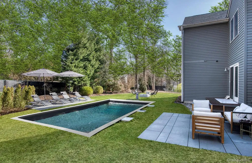 66 Knoll Road Southampton NY 11968