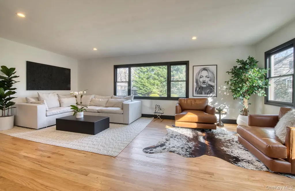 66 Knoll Road Southampton NY 11968