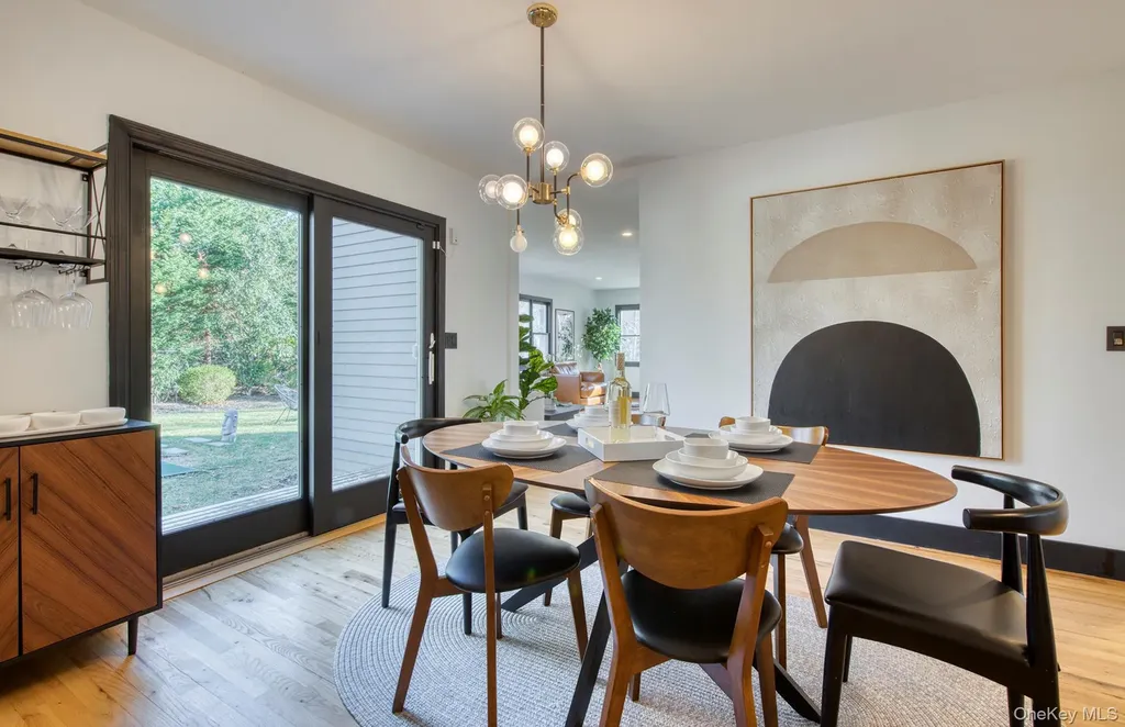 66 Knoll Road Southampton NY 11968