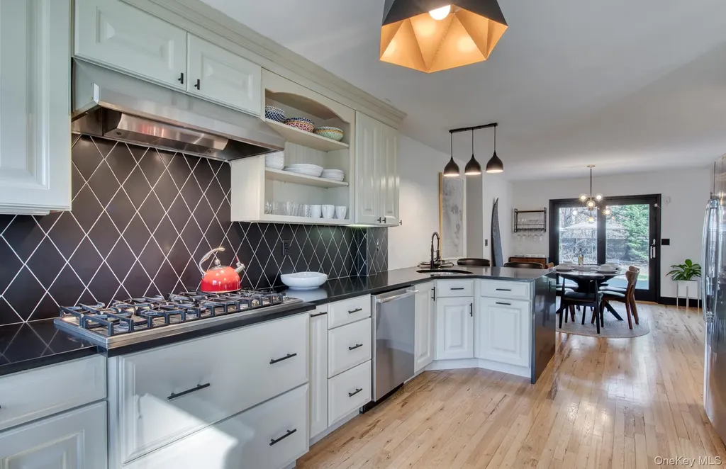 66 Knoll Road Southampton NY 11968