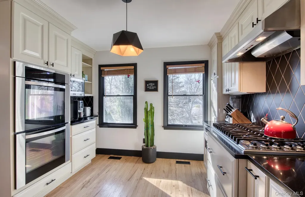 66 Knoll Road Southampton NY 11968