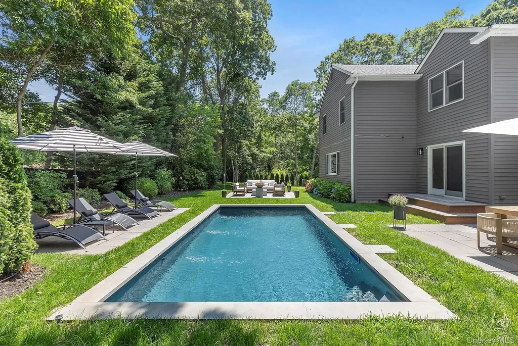 66 Knoll Road Southampton NY 11968