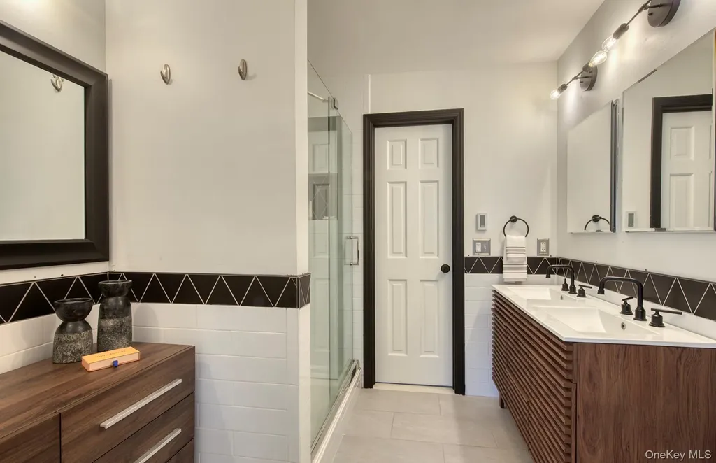 66 Knoll Road Southampton NY 11968