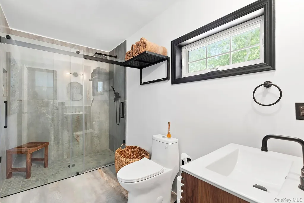 66 Knoll Road Southampton NY 11968