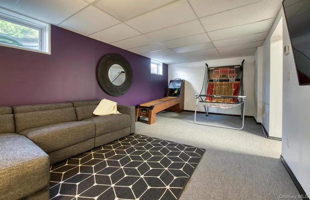 66 Knoll Road Southampton NY 11968