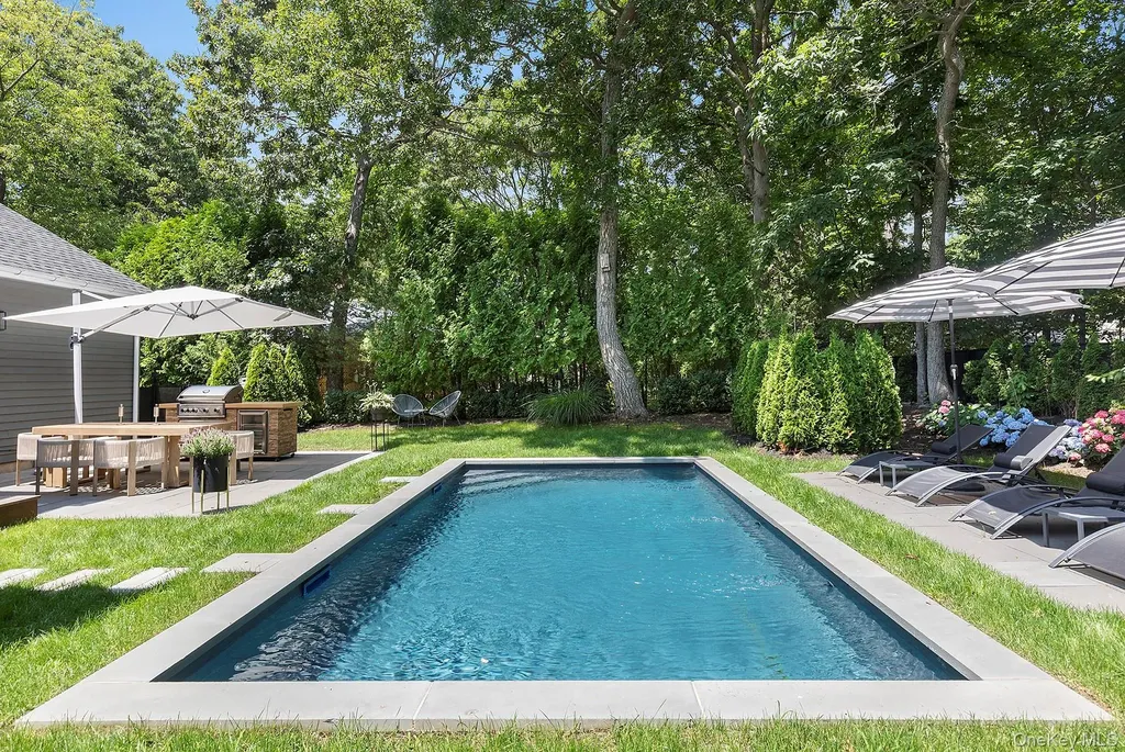 66 Knoll Road Southampton NY 11968