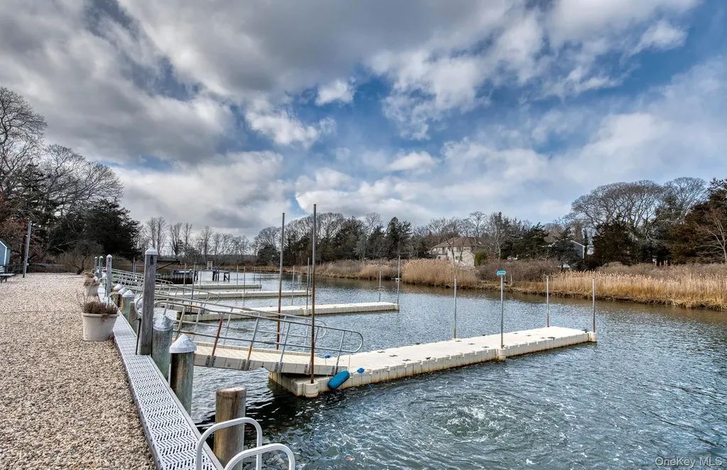 66 Knoll Road Southampton NY 11968