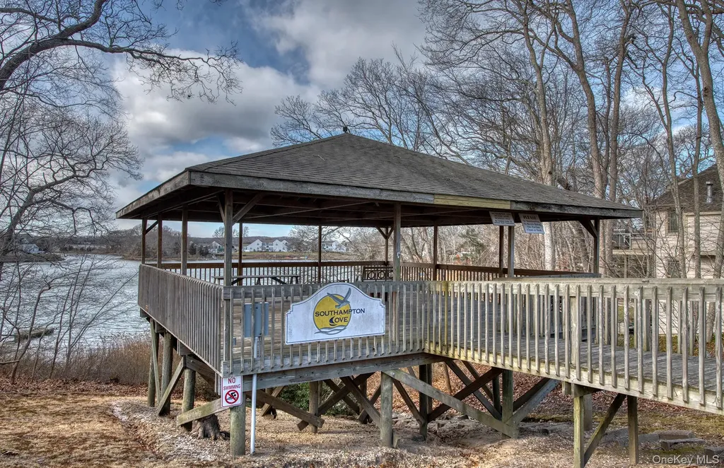 66 Knoll Road Southampton NY 11968