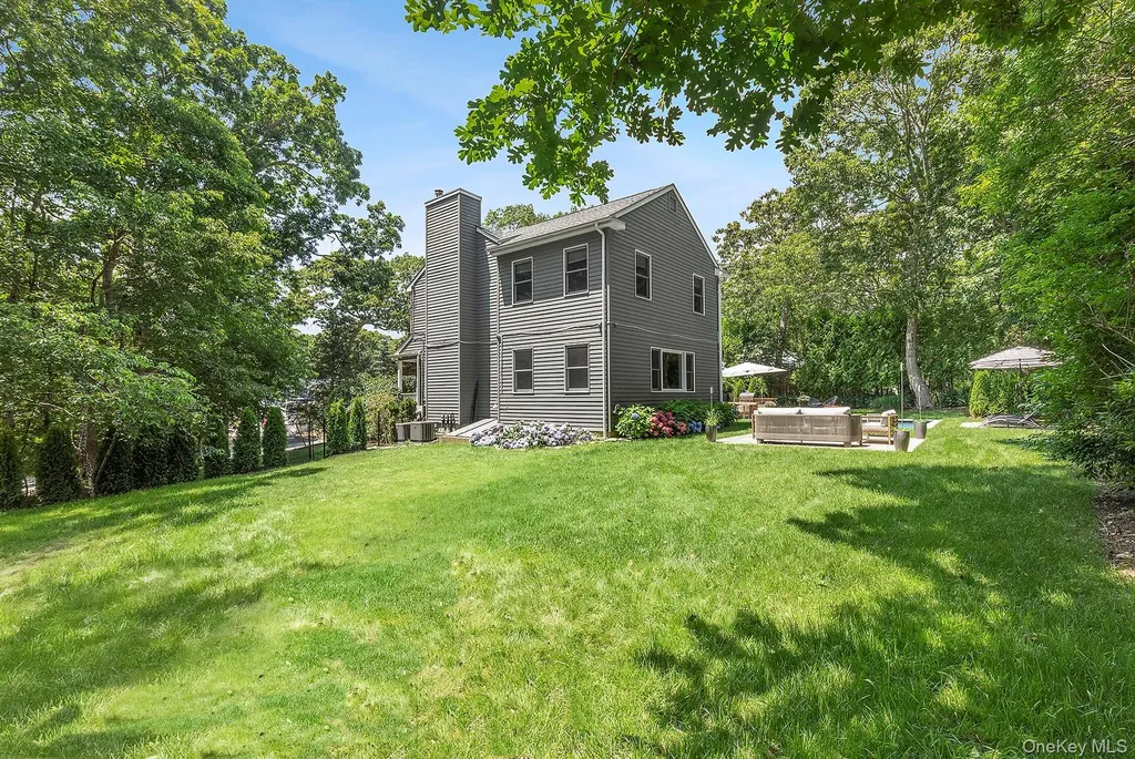 66 Knoll Road Southampton NY 11968