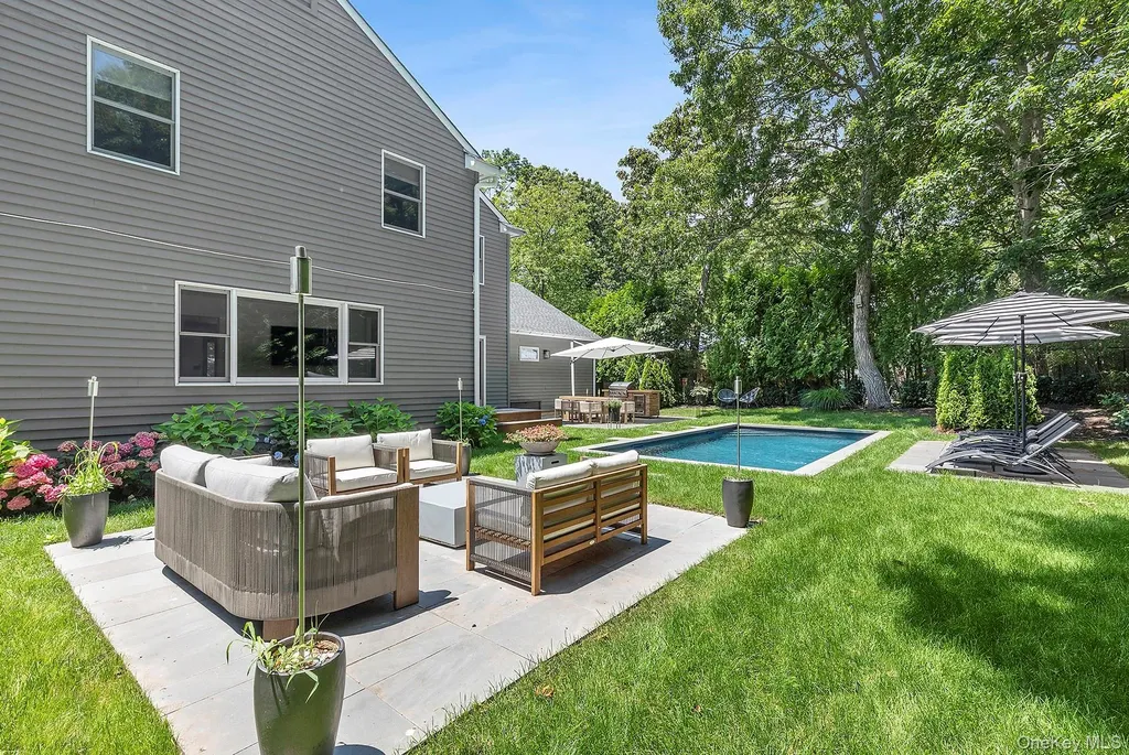 66 Knoll Road Southampton NY 11968
