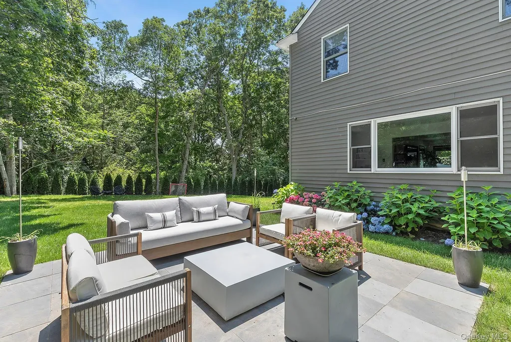 66 Knoll Road Southampton NY 11968