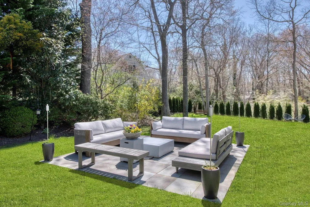 66 Knoll Road Southampton NY 11968