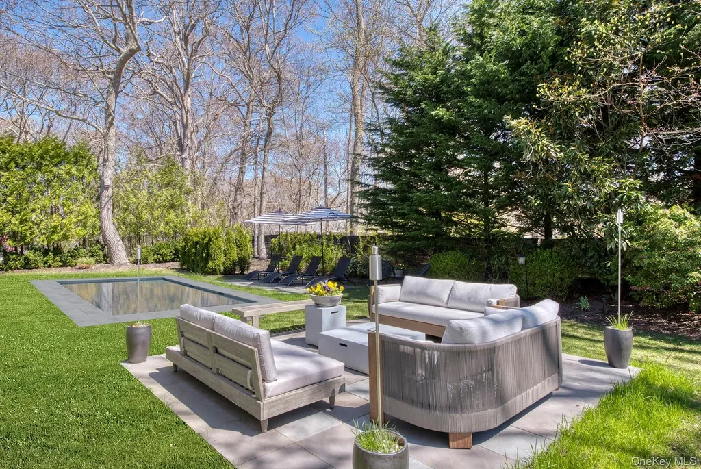 66 Knoll Road Southampton NY 11968