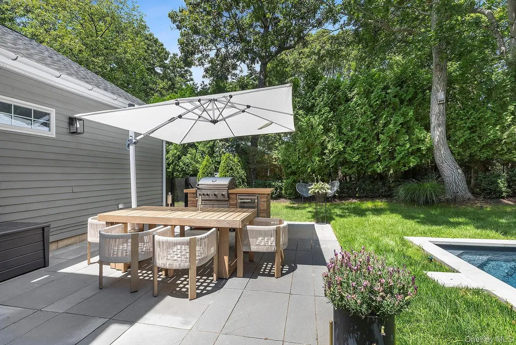 66 Knoll Road Southampton NY 11968