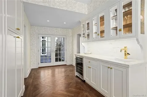 99 Mamaroneck Road Scarsdale NY 10583