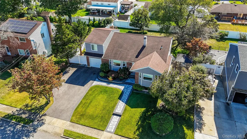 10 Ponder Lane Deer Park NY 11729