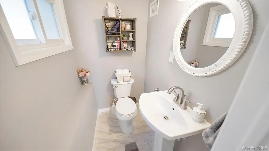 10 Ponder Lane Deer Park NY 11729