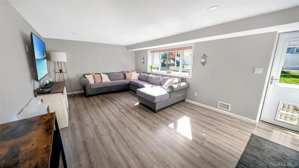 10 Ponder Lane Deer Park NY 11729