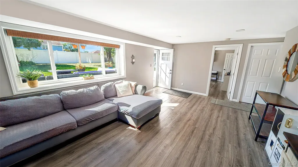 10 Ponder Lane Deer Park NY 11729