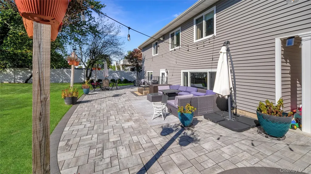 10 Ponder Lane Deer Park NY 11729