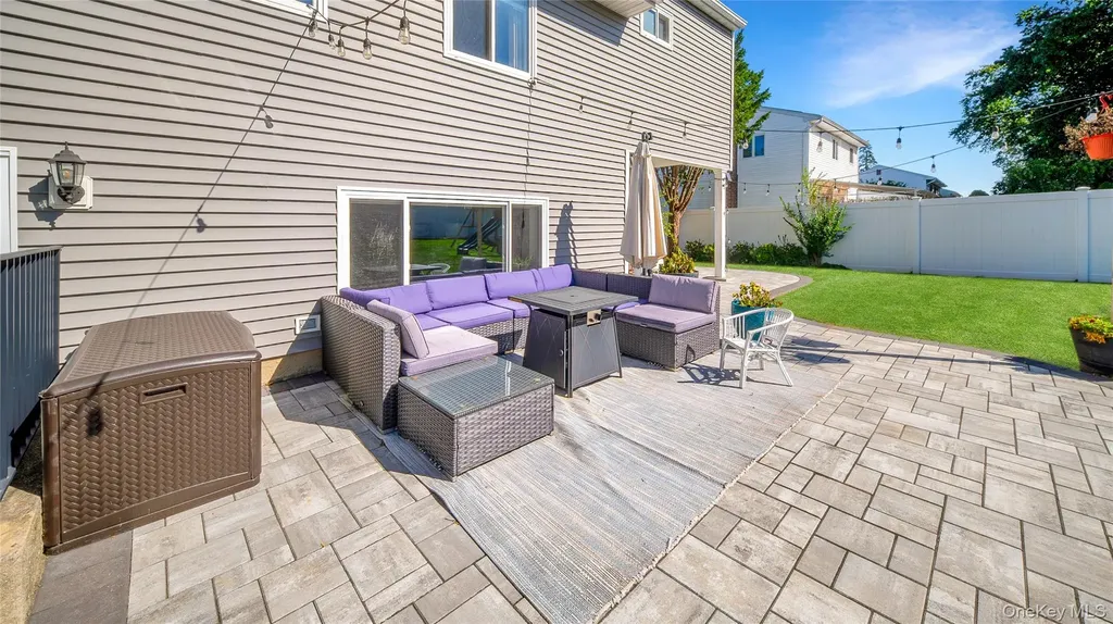 10 Ponder Lane Deer Park NY 11729