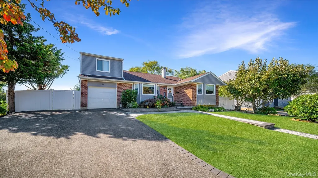 10 Ponder Lane Deer Park NY 11729