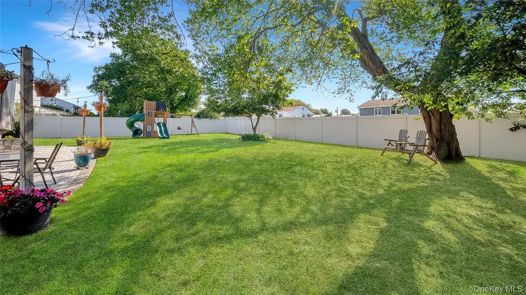 10 Ponder Lane Deer Park NY 11729