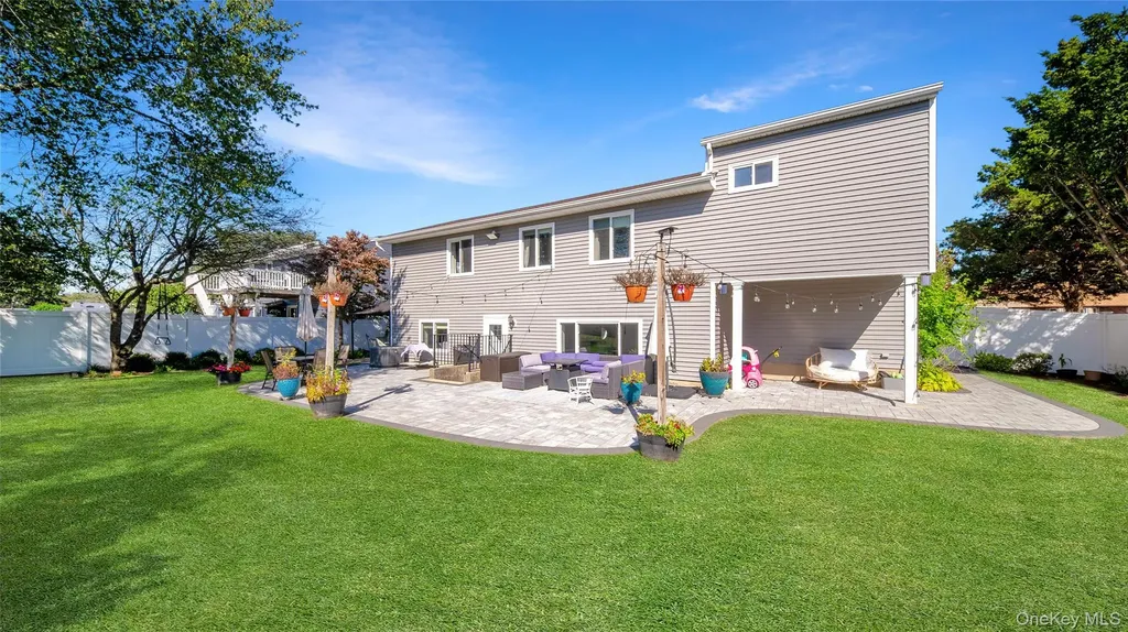 10 Ponder Lane Deer Park NY 11729