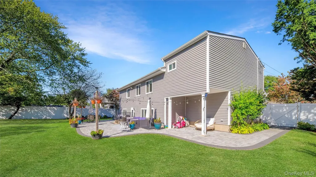10 Ponder Lane Deer Park NY 11729