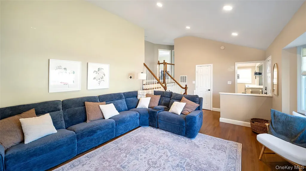 10 Ponder Lane Deer Park NY 11729