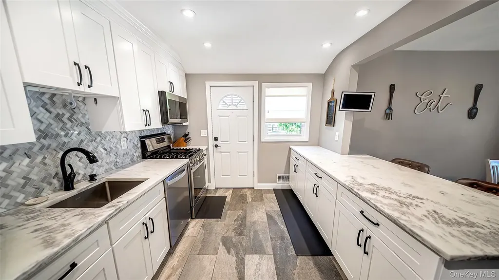 10 Ponder Lane Deer Park NY 11729