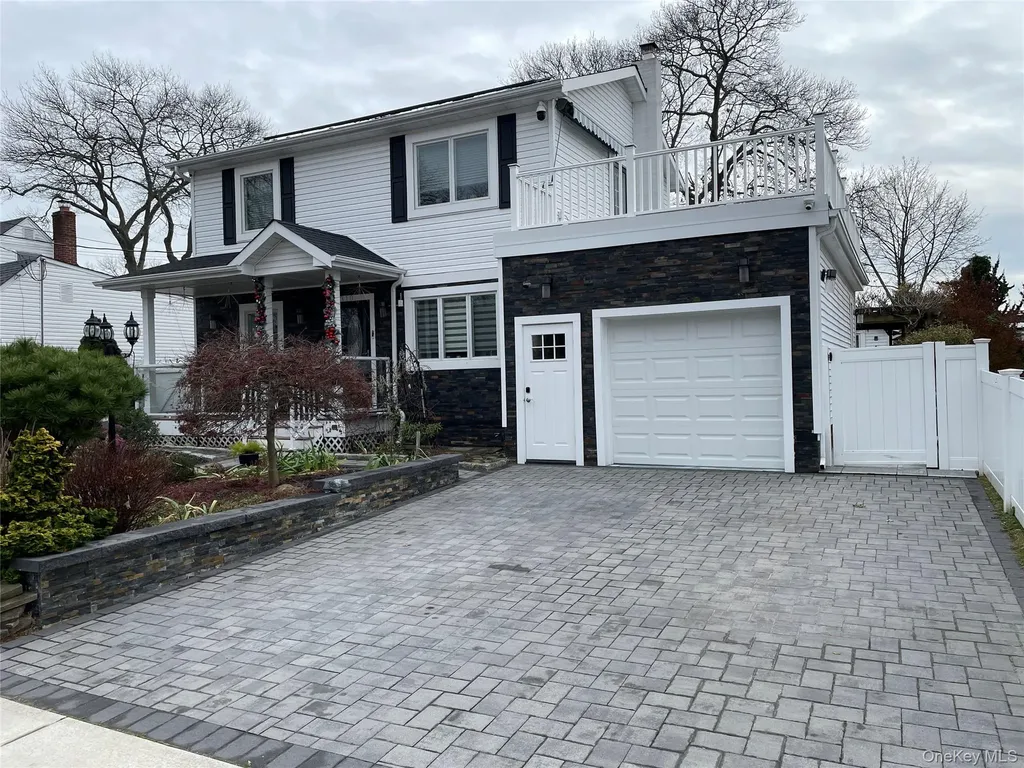 310 Brookside Court Copiague NY 11726
