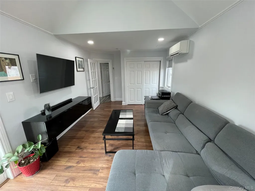 310 Brookside Court Copiague NY 11726