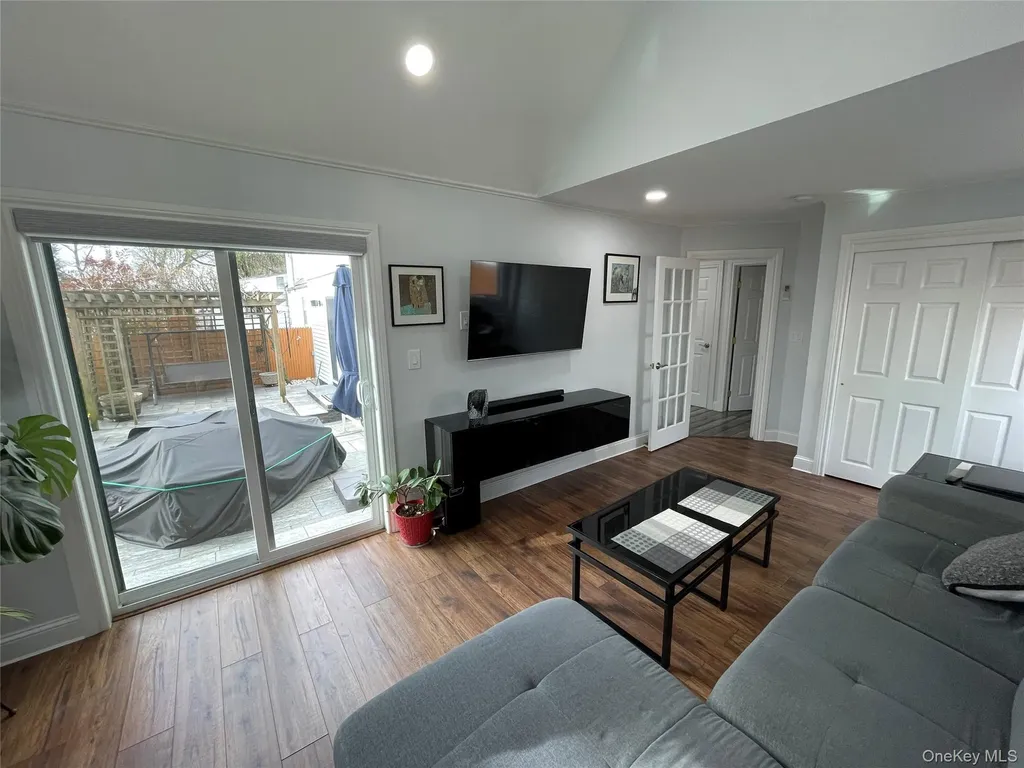 310 Brookside Court Copiague NY 11726