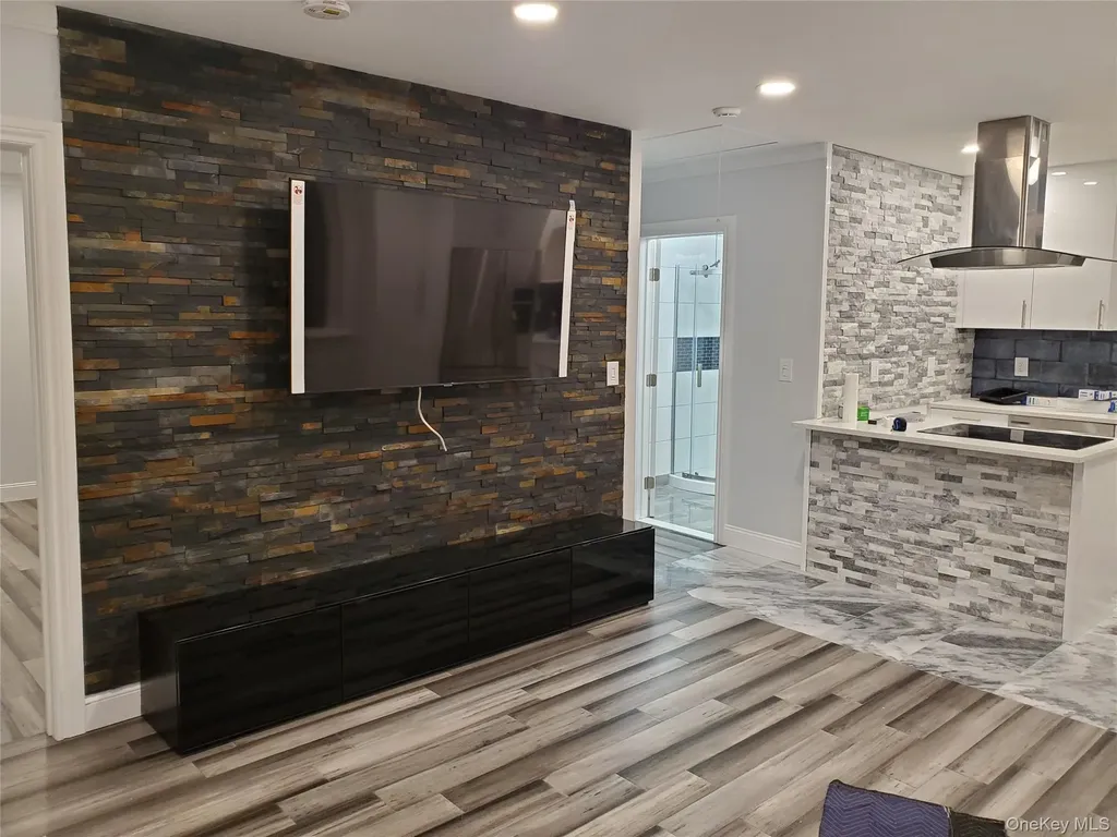 310 Brookside Court Copiague NY 11726