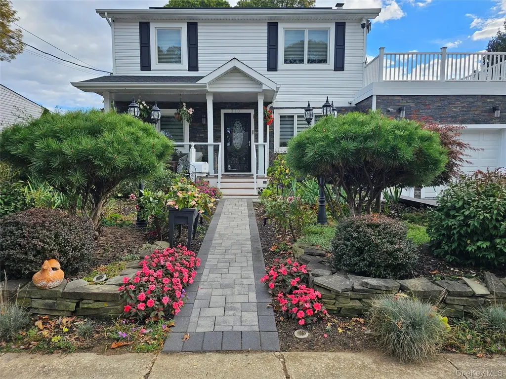 310 Brookside Court Copiague NY 11726