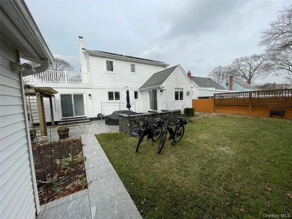 310 Brookside Court Copiague NY 11726